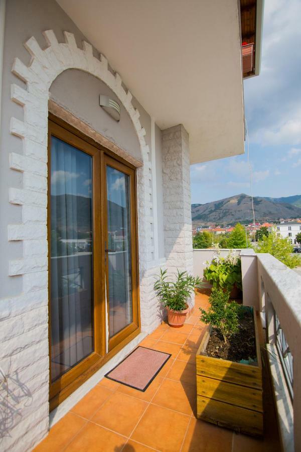 Dea Hotel 2002 Korce Exterior photo